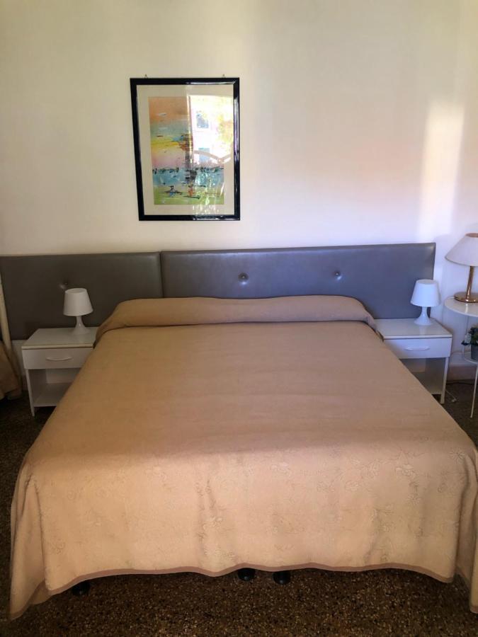 ואראצה Hotel Azzurro מראה חיצוני תמונה