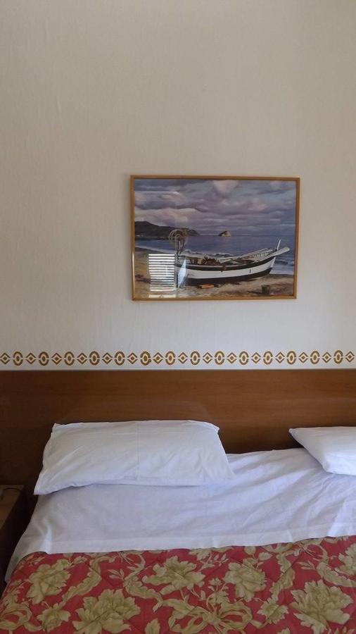 ואראצה Hotel Azzurro מראה חיצוני תמונה