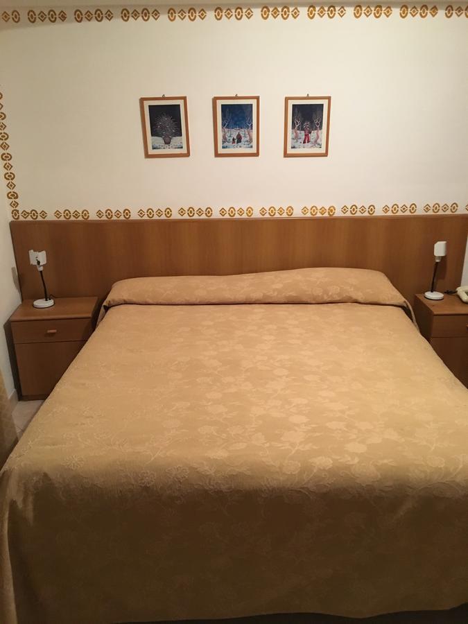 ואראצה Hotel Azzurro מראה חיצוני תמונה