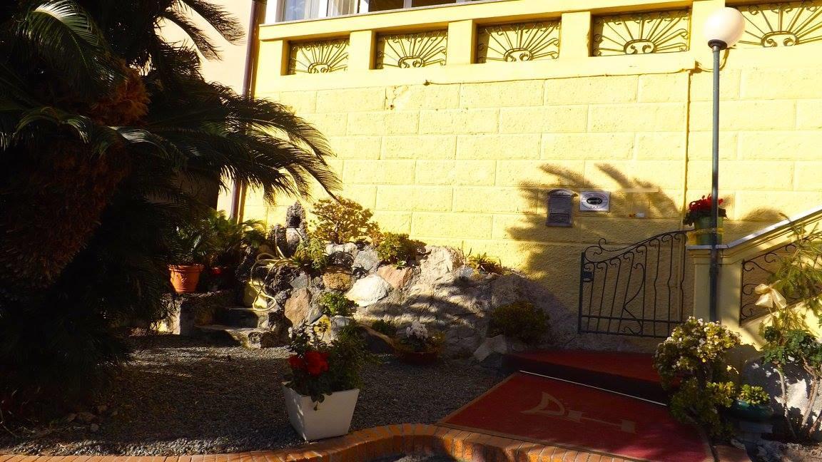 ואראצה Hotel Azzurro מראה חיצוני תמונה