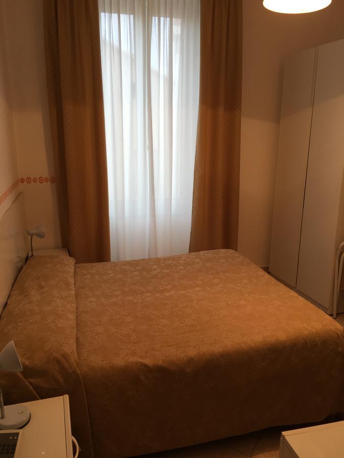 ואראצה Hotel Azzurro מראה חיצוני תמונה