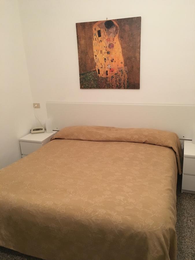 ואראצה Hotel Azzurro מראה חיצוני תמונה