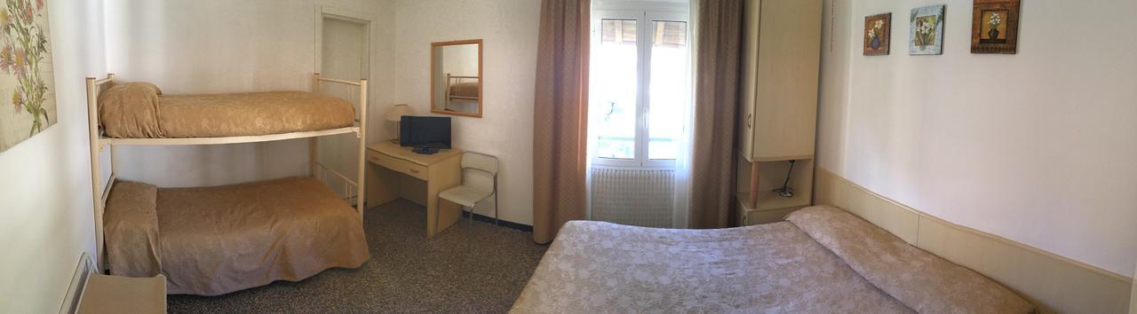 ואראצה Hotel Azzurro מראה חיצוני תמונה