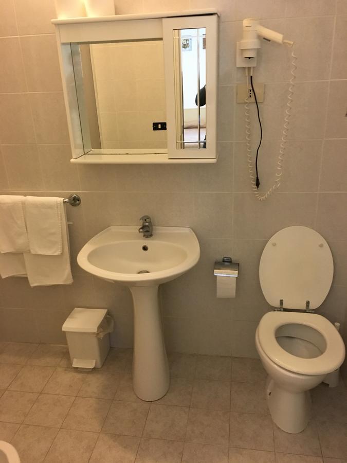 ואראצה Hotel Azzurro מראה חיצוני תמונה